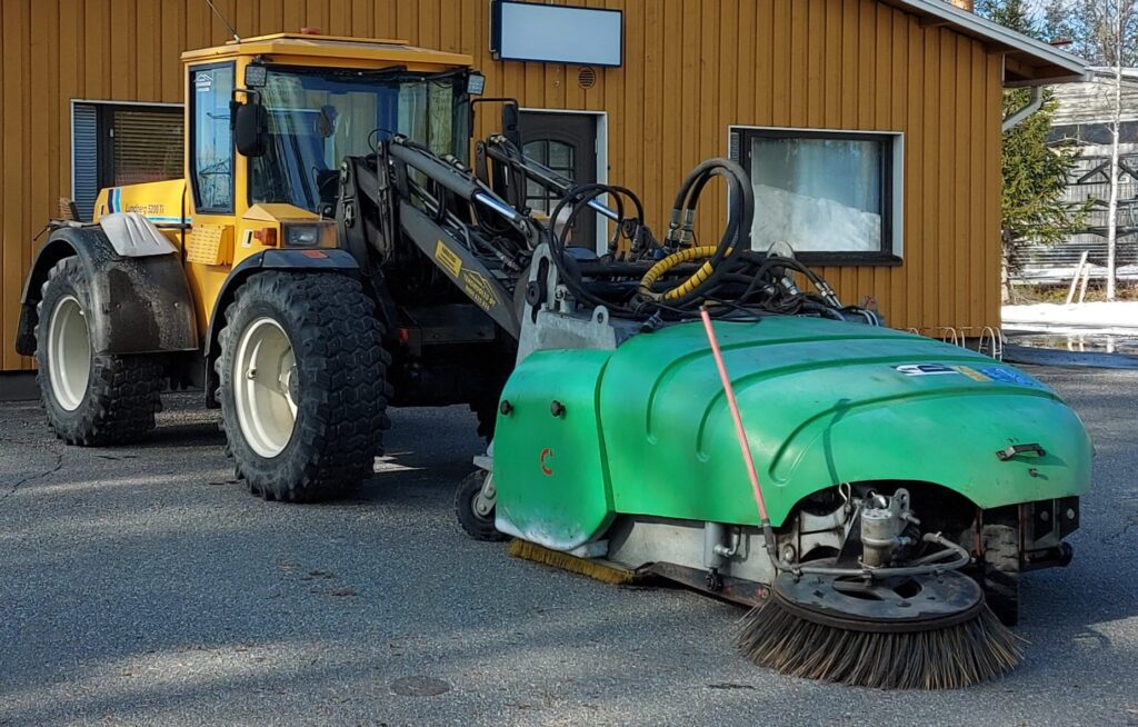 Kevään huoltotöitä, harjakone